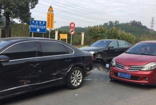 日系车蹭到大众帕萨特,看到事故现场后,网友:给德系车