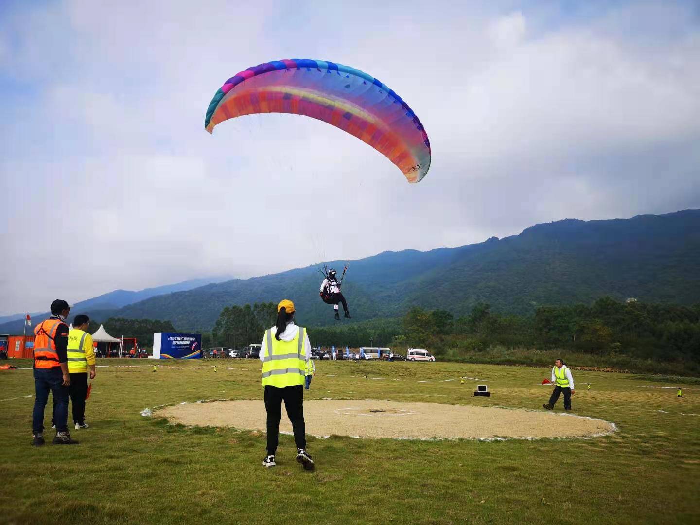 拍摄于广西南宁大明山滑翔伞基地