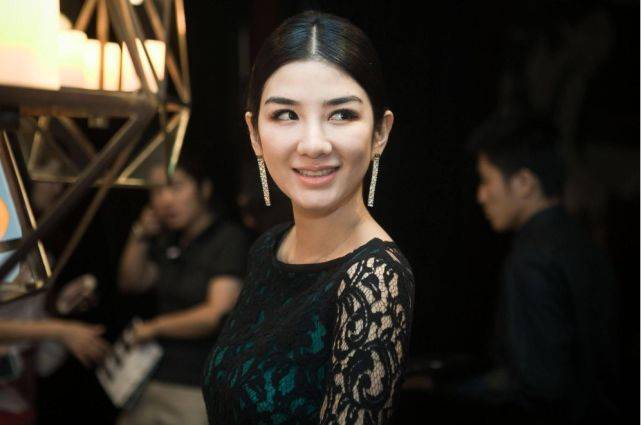 原创黄奕新恋情曝光和53岁新男友约会女儿和后爸关系融洽