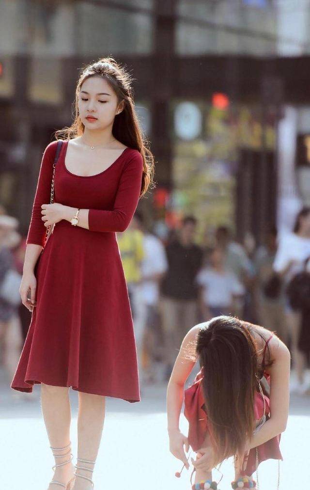 红裙显年轻,娇妻与丈母娘相拥而行,酷似"姊妹花"