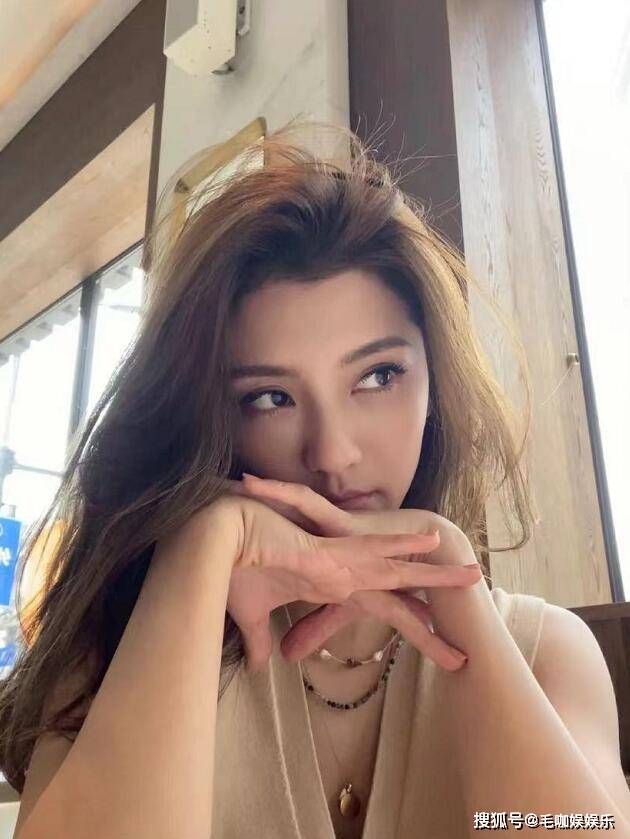 原创吴千语晒新发型原图照,小腹凸起手臂肉感十足,泳装上镜的她显得更