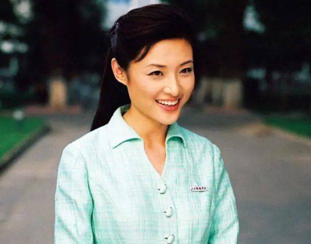 53岁周涛素颜走机场,穿着低调似路人,头发凌乱显疲惫