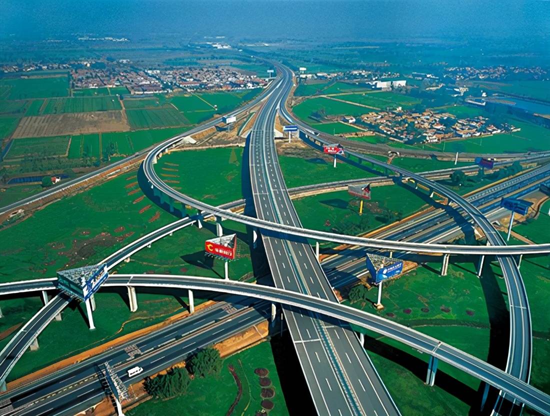 中国高速公路里程世界第一,第一条建成通车的是它