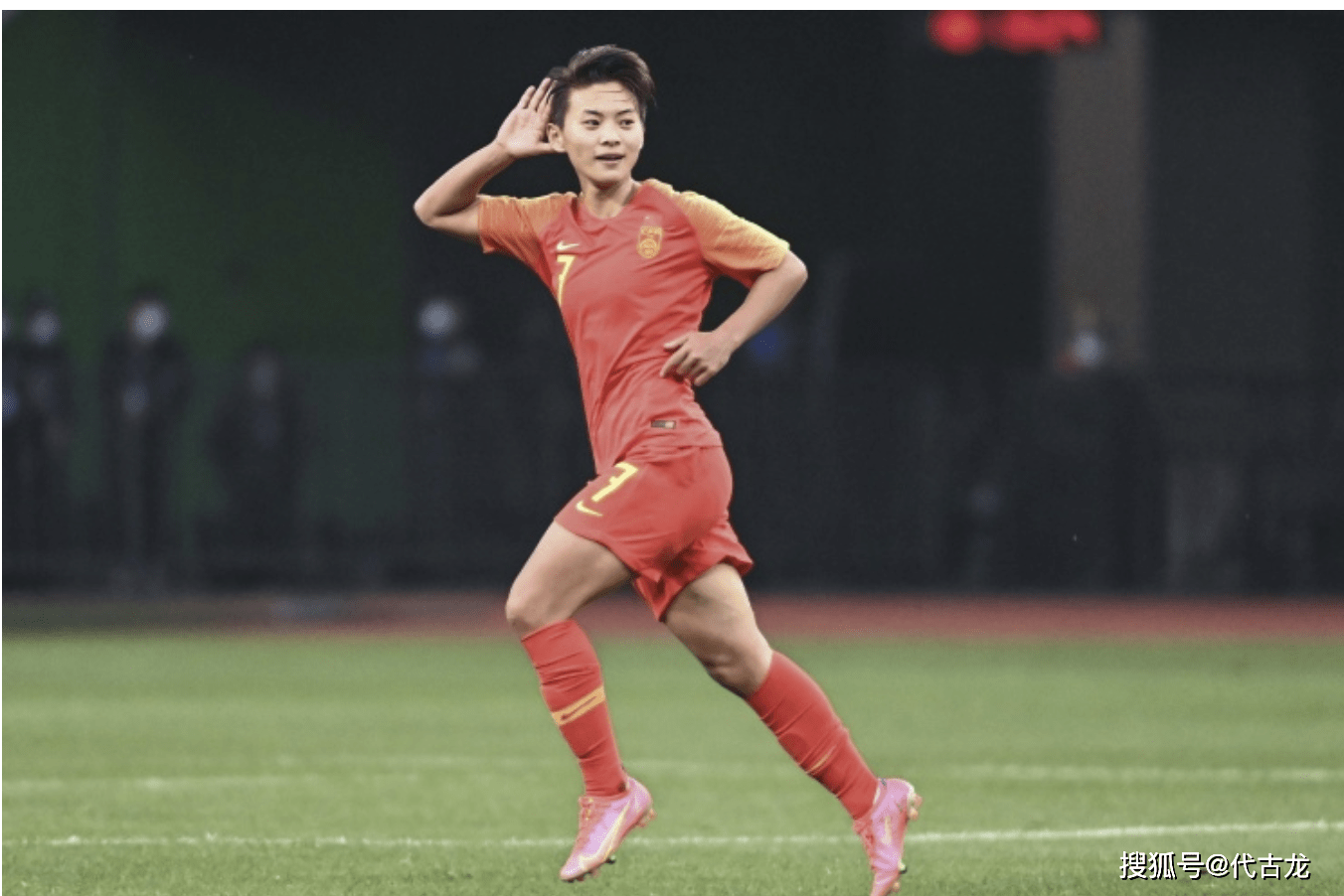 王霜2场3球,率中国女足进军奥运,中国足球英雄,征服韩国媒体