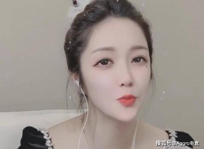 太离谱!斗鱼女主播户外直播扭曲建筑,却狡辩称这是当地特色