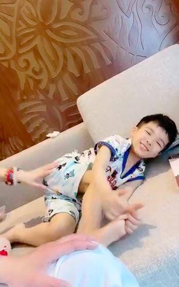 黄圣依被小儿子弄无奈,4岁还要追着喂饭!老公当甩手掌柜喊加油