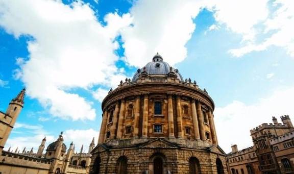 世界最古老的牛津大学,整个城市就是一座学校,游客比学生还多