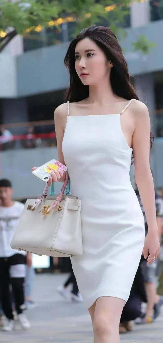 阳光自信的小姐姐,身穿白色吊带裙,女神范儿十足