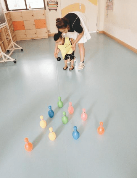 自制"保龄球",锻炼宝宝手部力量