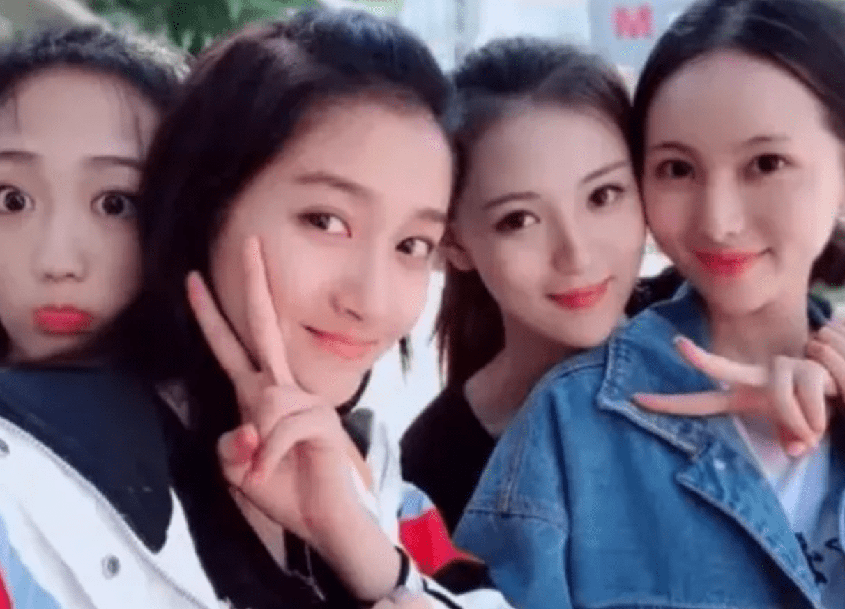 关晓彤自称全宿舍最丑看到合照后犹如神仙打架