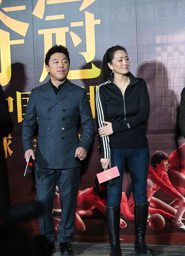 巩俐穿运动服牛仔裤,配长筒靴,气场依旧炸裂