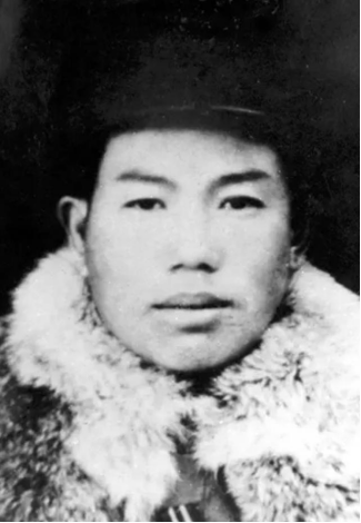 众多志愿军英雄勇敢地牺牲在山头,成就影片中"王成"的高大形象
