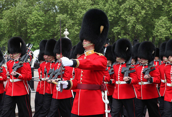 原创军装中的贵族:英国皇家卫队的红色制服,一件上衣就要五百英镑