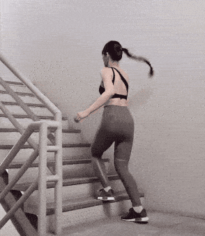 泰国女子楼梯健身法,非常实用有效,练出好身材_动作