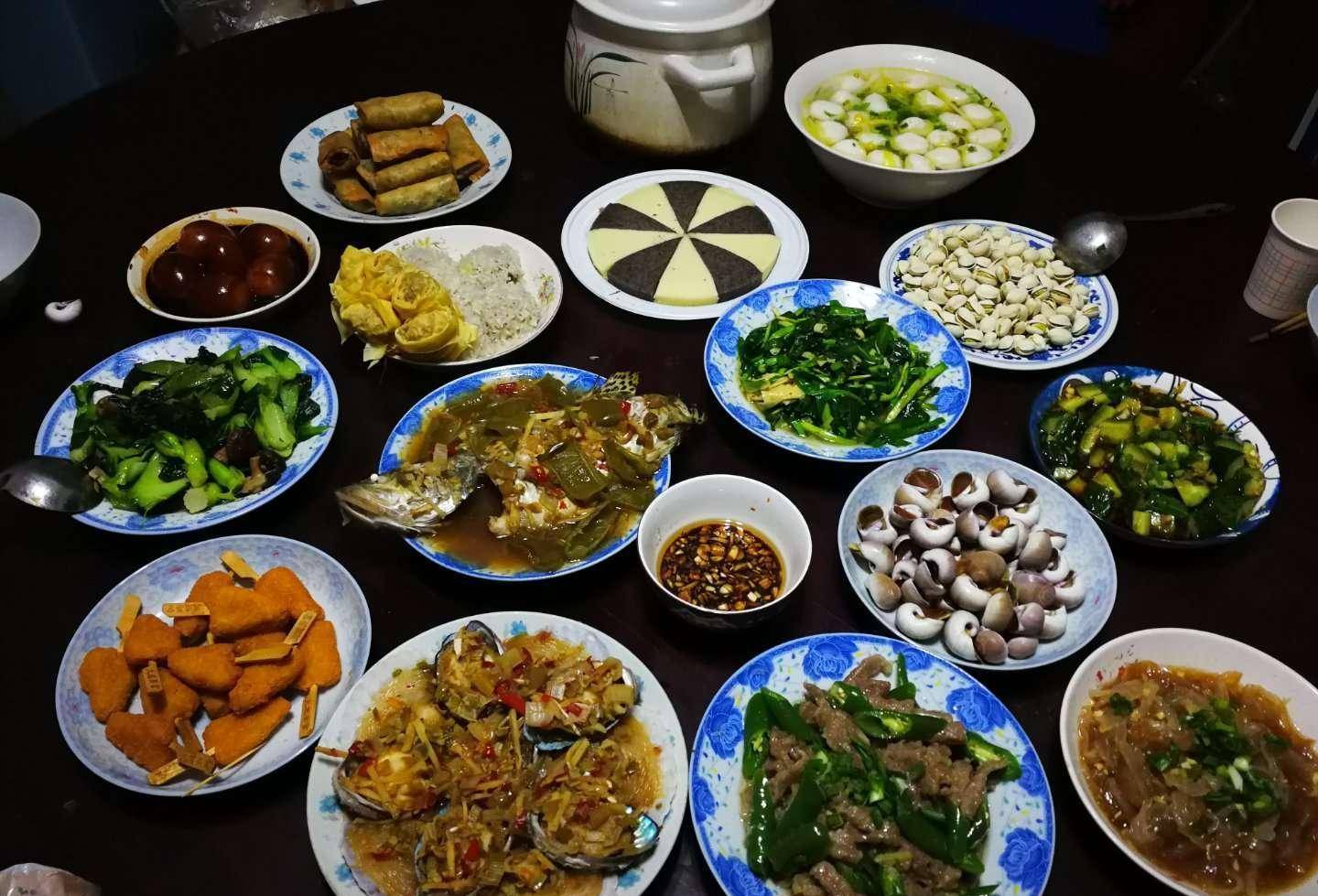 朋友圈年夜饭大全,第一桌最丰盛,网友评论扎心,却句句