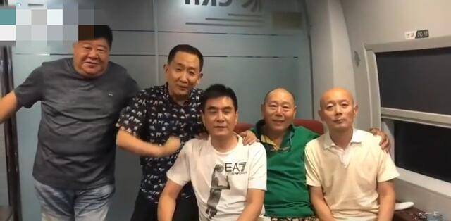 葛优与梁天李诚儒罕相聚,老友聚会独缺谢园