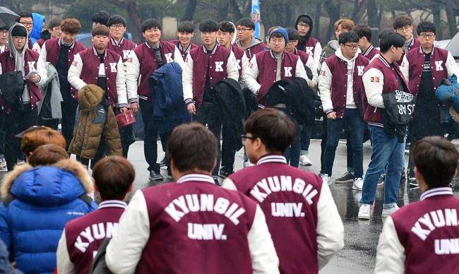 韩国的大学里居然还穿校服?