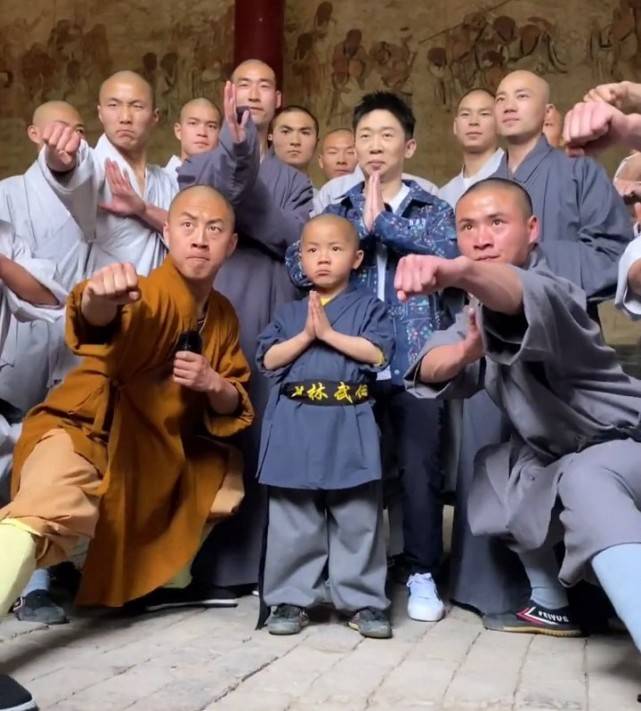 杨迪回应少林寺包场事件避重就轻!现场的这个圈,围得真挺大