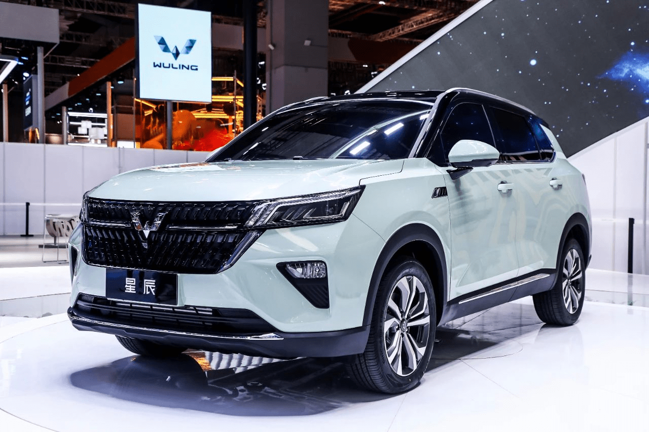 五菱车2021最新款,五菱宏光2021年上市款 2021上海车展的五菱既有敞篷车,还有长轴距银标suv
