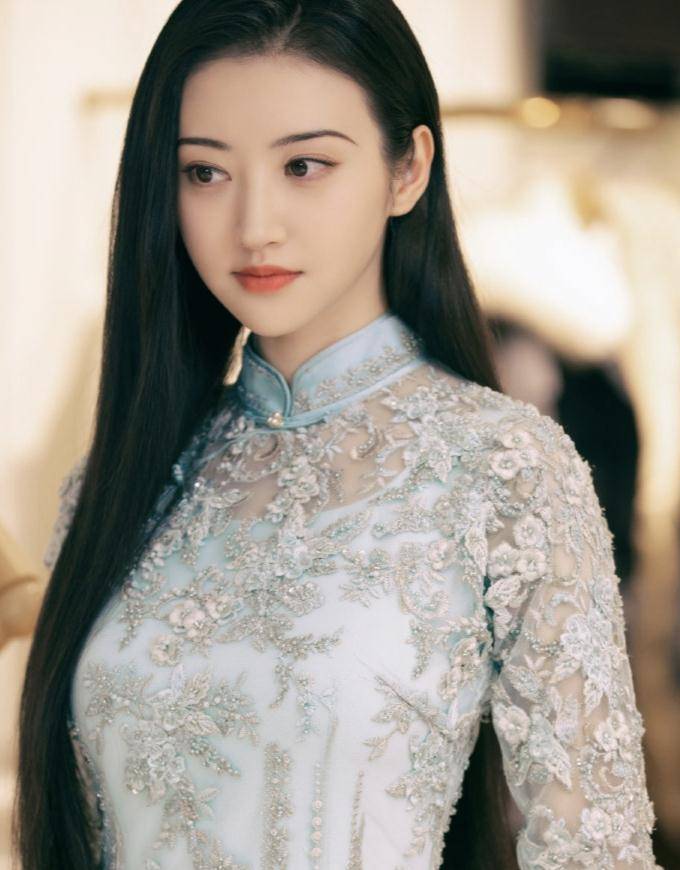 景甜在《司藤》里的身材真的绝了,旗袍加细眉等于完美
