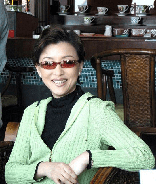 52岁的杨澜状态真好!穿针织开衫搭配阔腿裤高级减龄,漂亮大方.