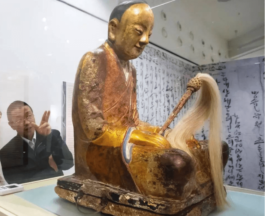 禅宗祖师惠能在圆寂后,他的肉身被供奉于广东韶关南华寺的灵照塔中