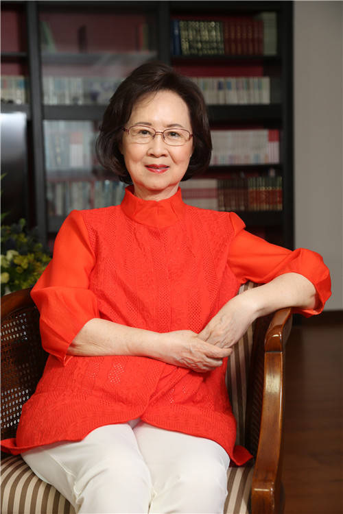 原创琼瑶83岁还那么漂亮,穿花红衣俗套老气,但整个人气质很优雅!