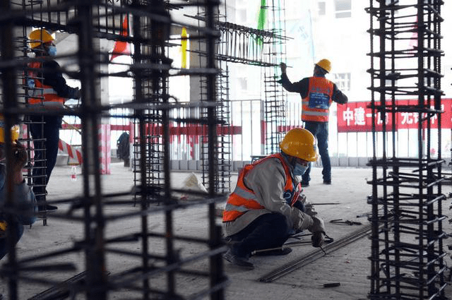 尽管从事建筑业的农民工比重相较去年有微弱的提升,但整体上农民工的