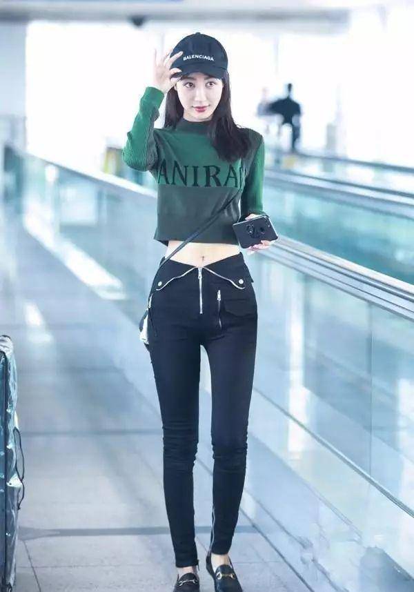 原创李菲儿穿搭不一般,"真空裤"配假两件卫衣,个性十足如少女