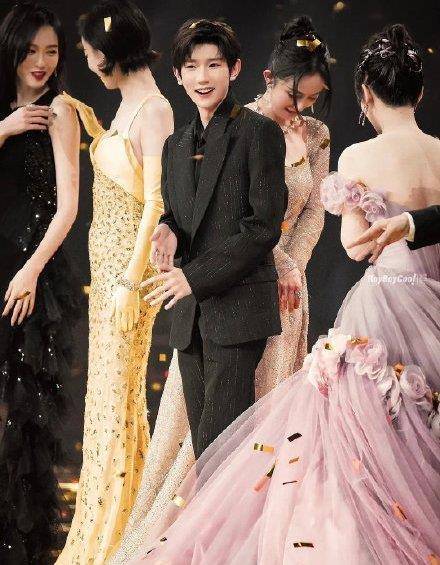 唐嫣倪妮王源杨幂杨紫同框,王源内心os:不敢动不敢动!