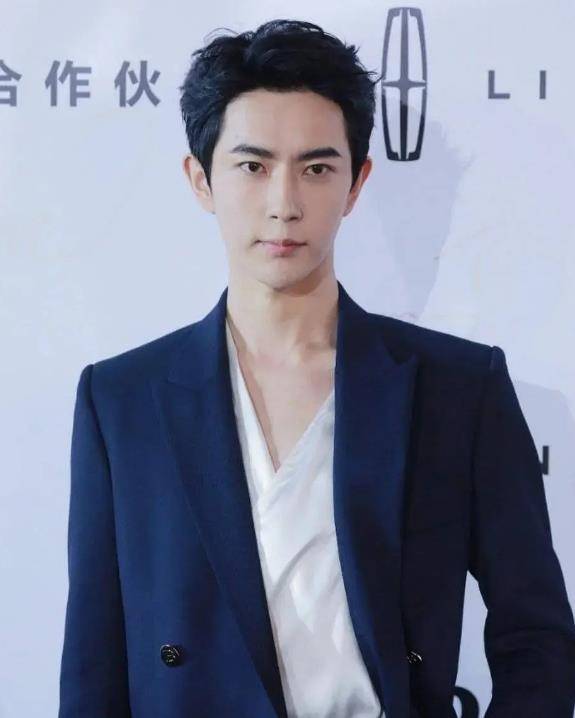 原创费加罗时尚盛典男星生图:黄明昊发福变圆,朱正廷造型雌雄难辨
