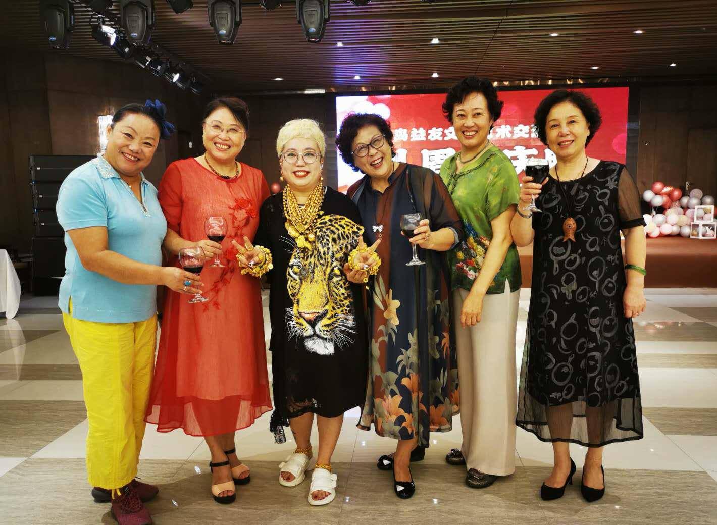 原创霸道炫富!青岛大妈测核算满身黄金,路人惊叹:移动的"金店"