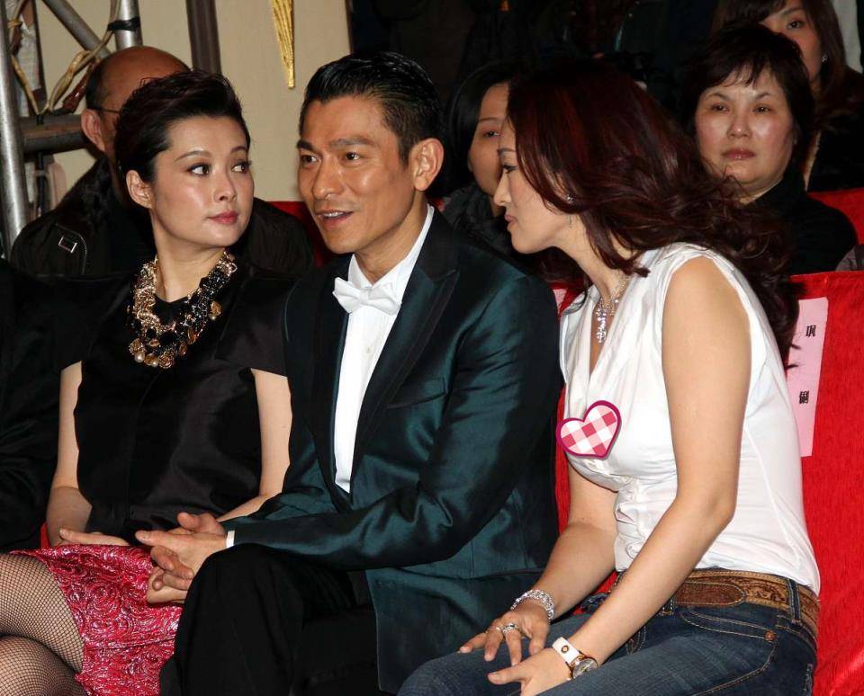 原创袁立美得真招摇,黑色上衣配粉裙不俗气,和巩俐同框也能平分秋色