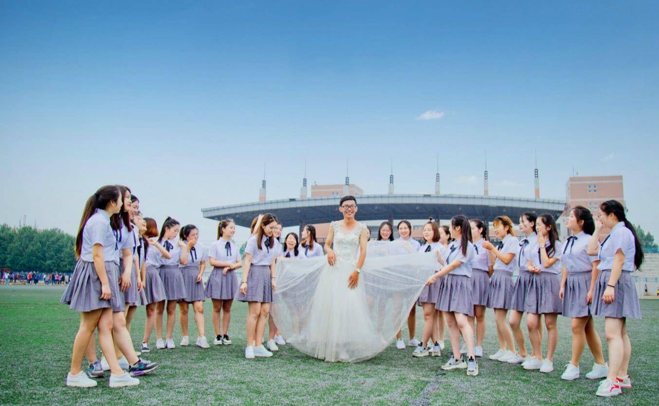 原创大学婚纱毕业照走红学生男扮女装让人羡慕网友调侃也想要