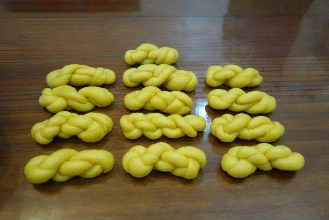 教你这么做麻花,比外面卖的都好吃,甘甜爽脆,小孩子非常喜欢吃