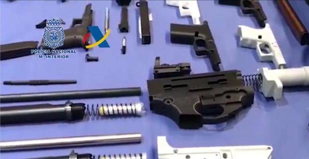此次展示的各种武器包括多种刀具和自制枪械,自制枪械的部分零件通过