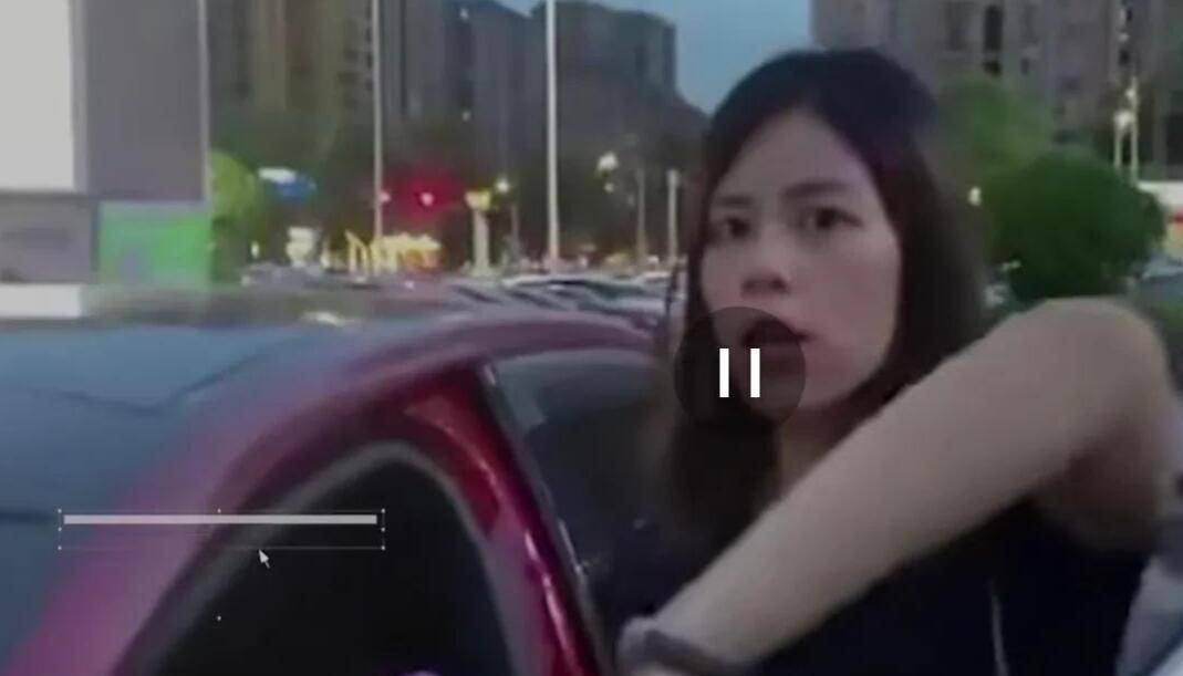 狂妄!奔驰女司机乱停车阻碍他人通行,自称律师不道歉还辱骂他人
