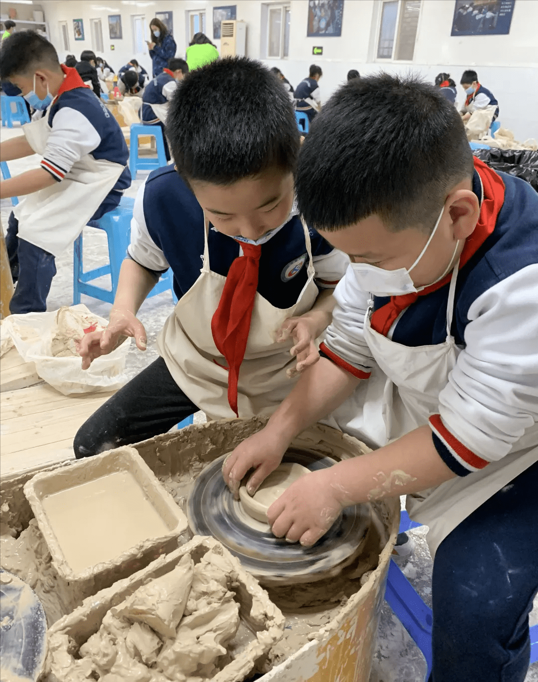 北京市顺义空港第二小学二年级学生走进神笛陶艺村 体验制陶全过程