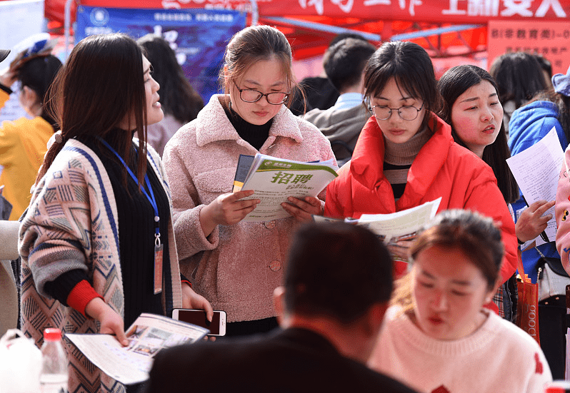 因此那些觉得大学毕业找工作难的学生,其实也是可以选择去工厂上班的