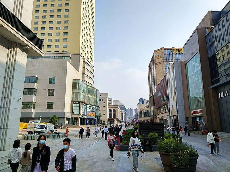 被列为郑州历史文化片区的二七德化街,在"中优"城市功能部署下被要求