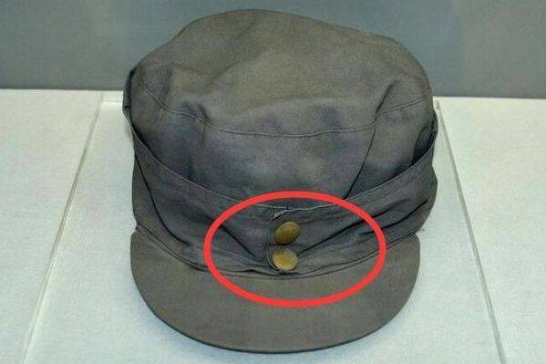 八路军帽子上缝着2颗纽扣,不要误以为是装饰,原来用处