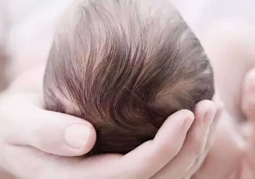 原创旱的旱死涝的涝死人类幼崽发量反差大剃满月头能拯救