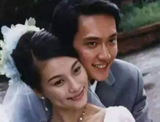 2001年,冯绍峰与一起参演《崛起》的徐麒雯恋爱,持续了两年.