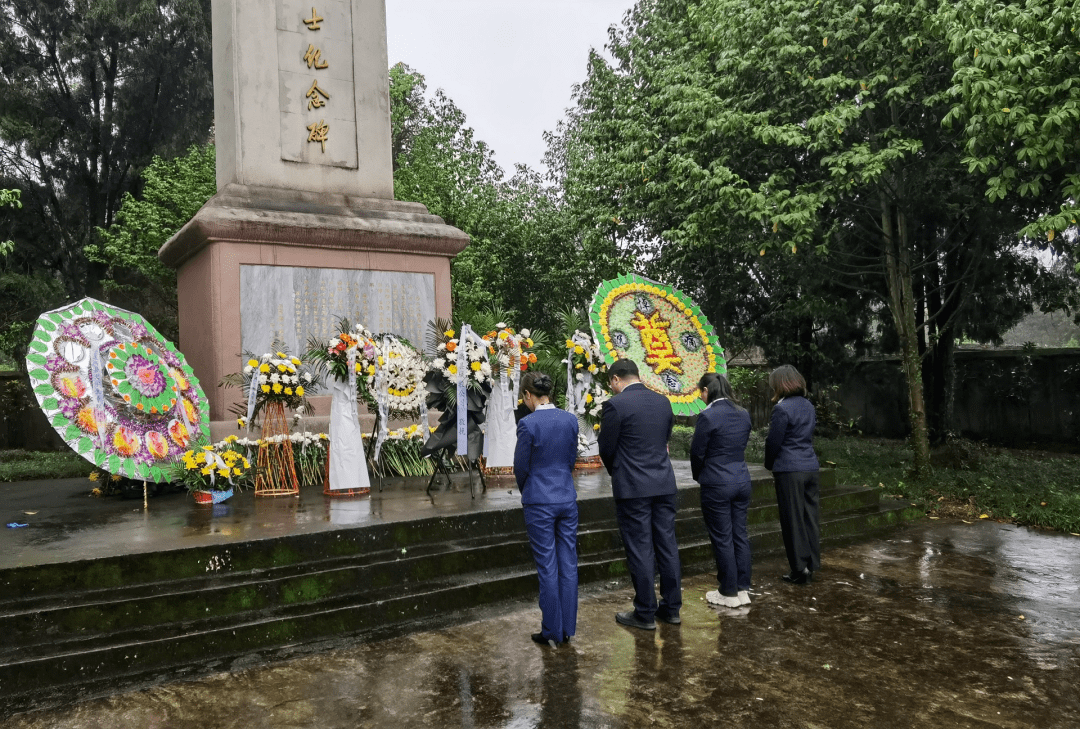 及入党积极分子前往上高县马鞍山烈士陵园开展清明祭奠革命先烈活动