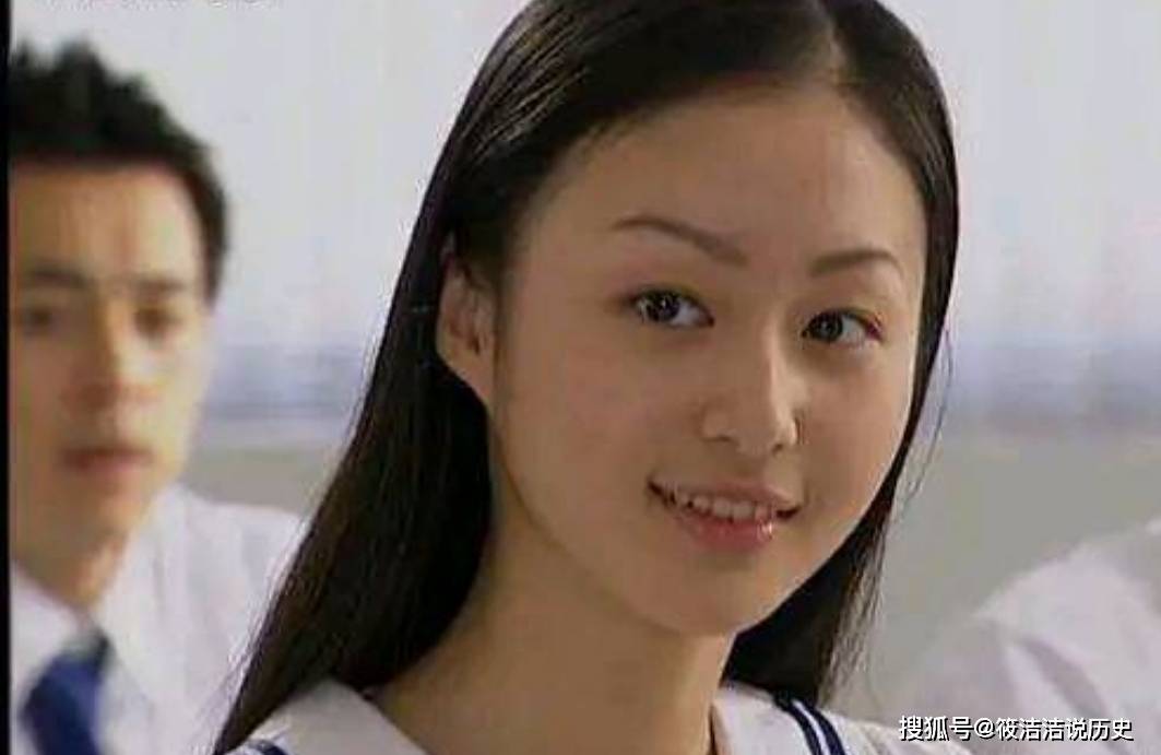 恬欣的饰演者是叫王菲菲,好多年前就和京城四少之一的汪雨结了婚,小孩