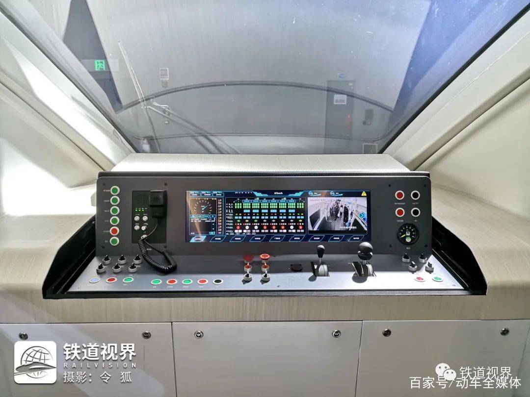 列车的开放式驾驶室(via:成都中车长客公司)