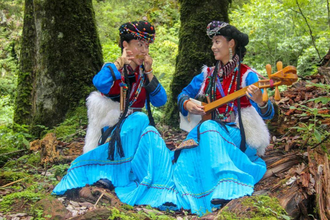 如歌舞音乐,古历法,民族风俗,节日等 普米族的"山岳生态文化" 被誉为