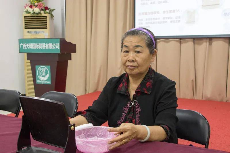 体验环节由集团事业合伙人,美容达人莫小莹女士进行现场教学,莫老师