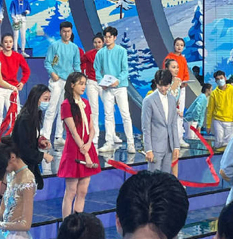 原创关晓彤王俊凯录制五四晚会,火爆全场,两人同台腿围成亮点