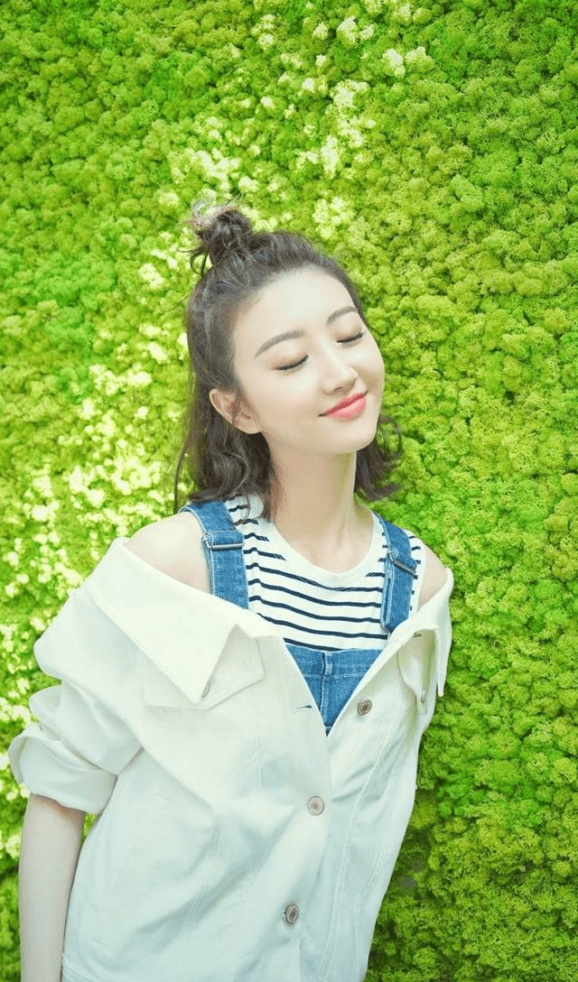 气质美女景甜丸子头写真图集
